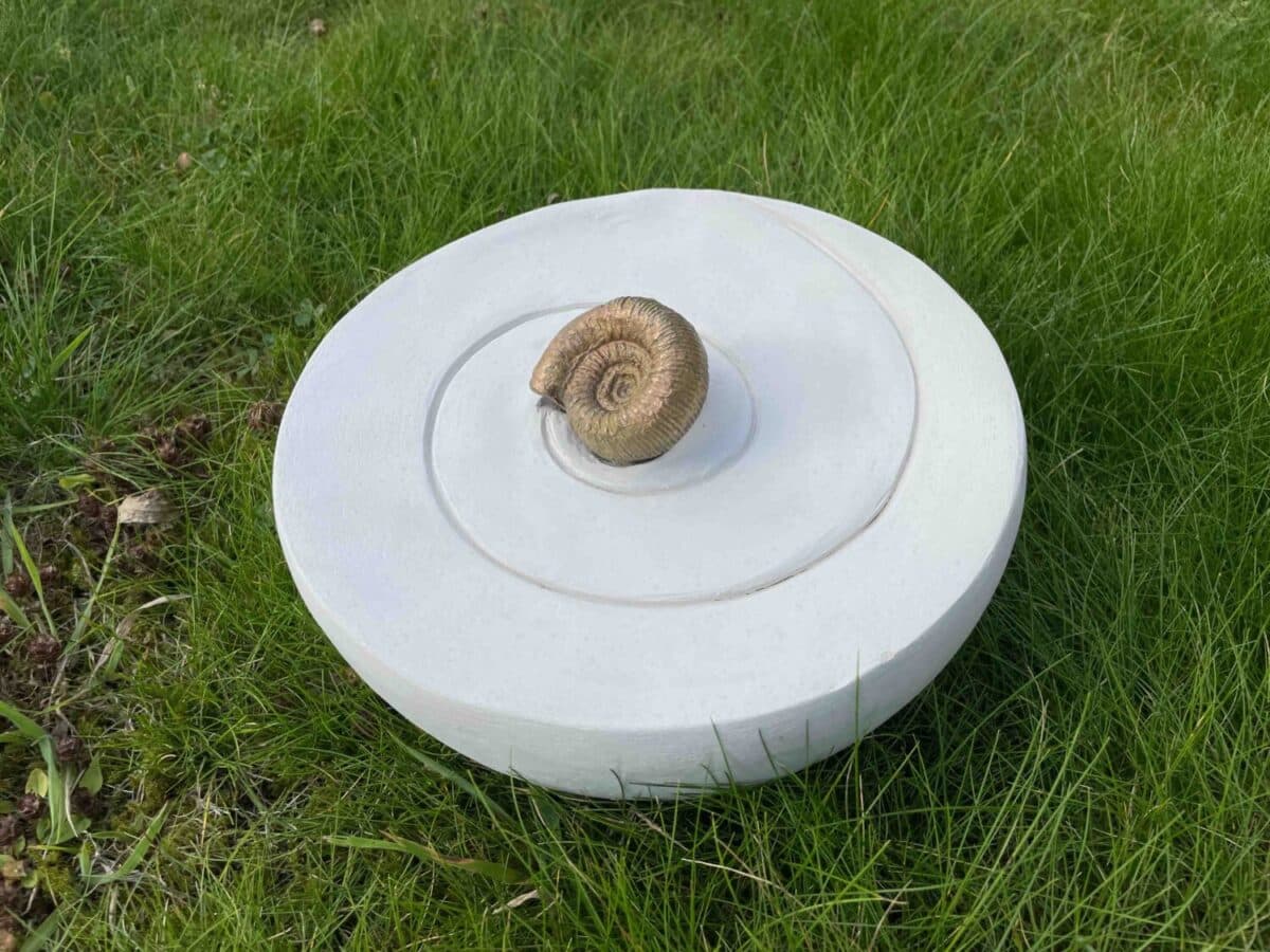 Een afbreekbare urn met een kleine schat