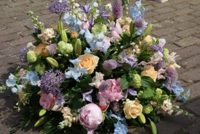 Alma Uitvaartzorg in Naarden heeft diverse goeie bloemisten in haar assortiment