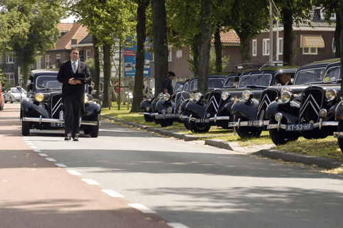 Het doorkruisen van een rouwstoet